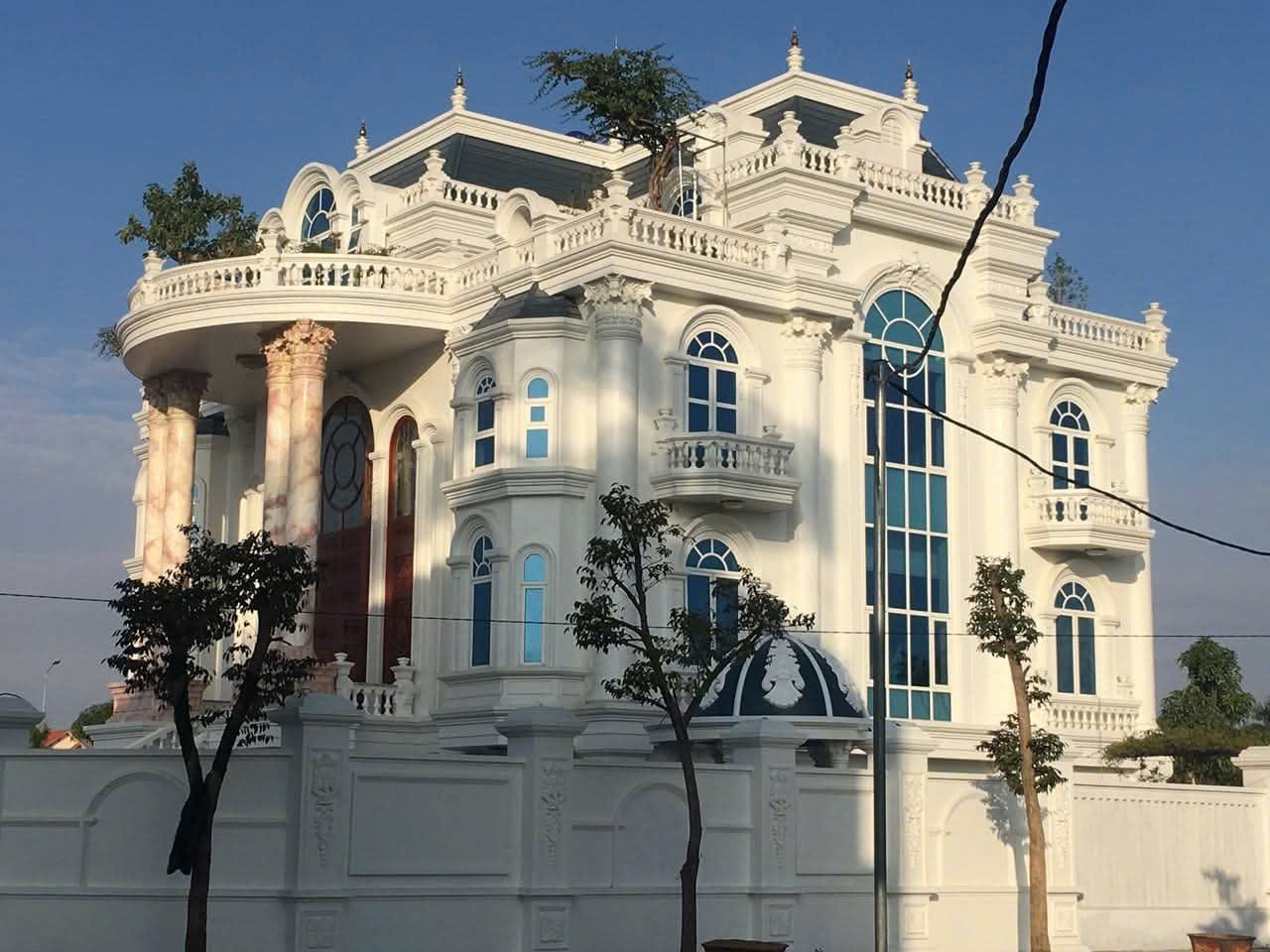 Mẫu biệt thự lâu đài trắng tân cổ điển Pháp kiểu lâu đài - MBTLDTTCDPKLD