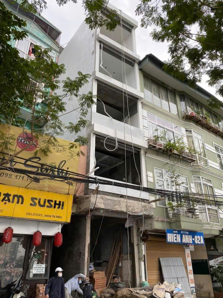 Nhà ống hiện đại tối giản 4 tầng mặt tiền hẹp - NOHDTG4TMTH