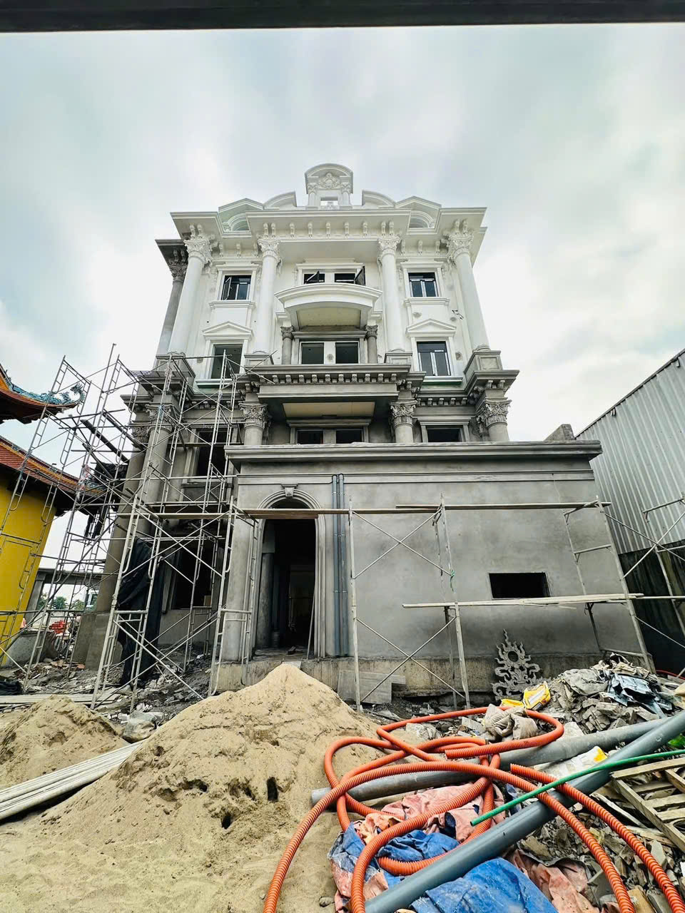 Mẫu biệt thự tân cổ điển sang trọng hoành tráng và bề thế - MBTTCDSTHTVBT