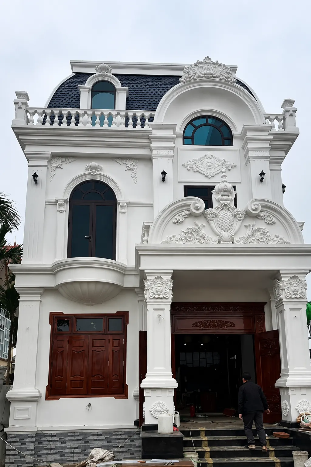 Biệt thự phong cách kiến trúc tân cổ điển 3 tầng mái vòm