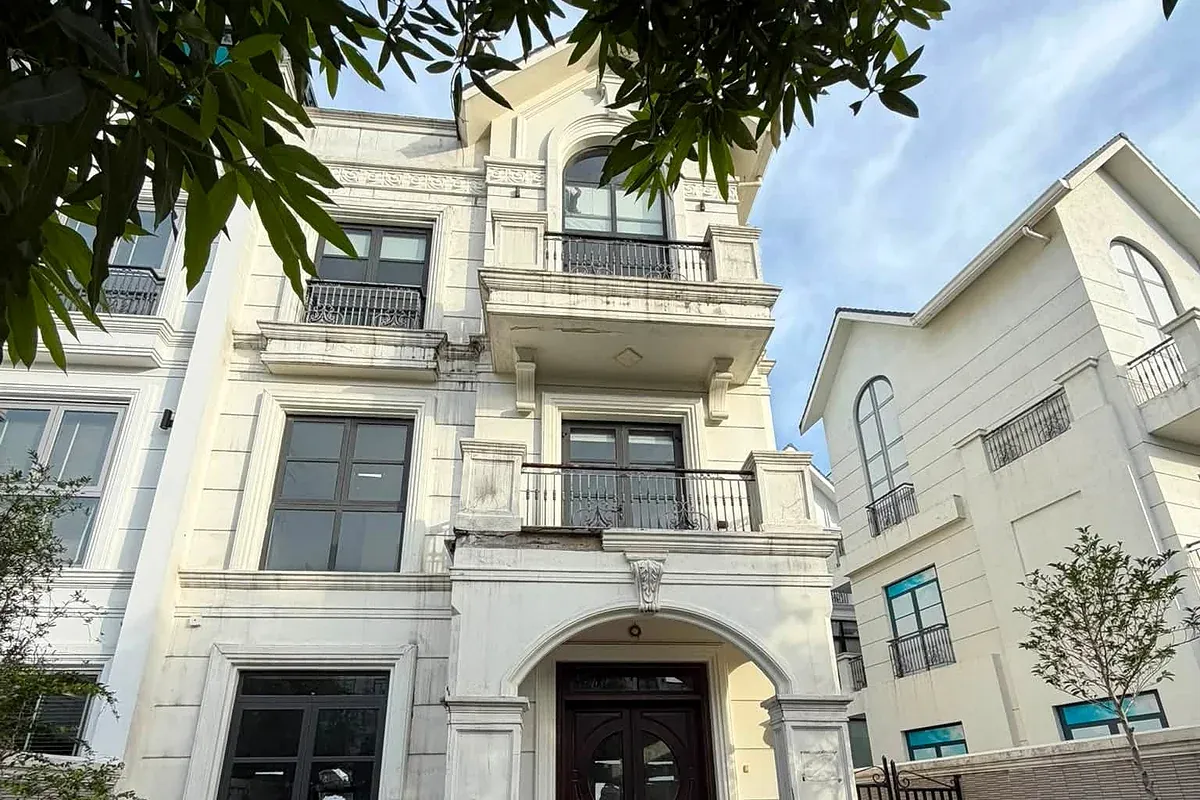 Hiện trạng cửa vòm và hệ cột mặt tiền biệt thự nhà anh Tùng