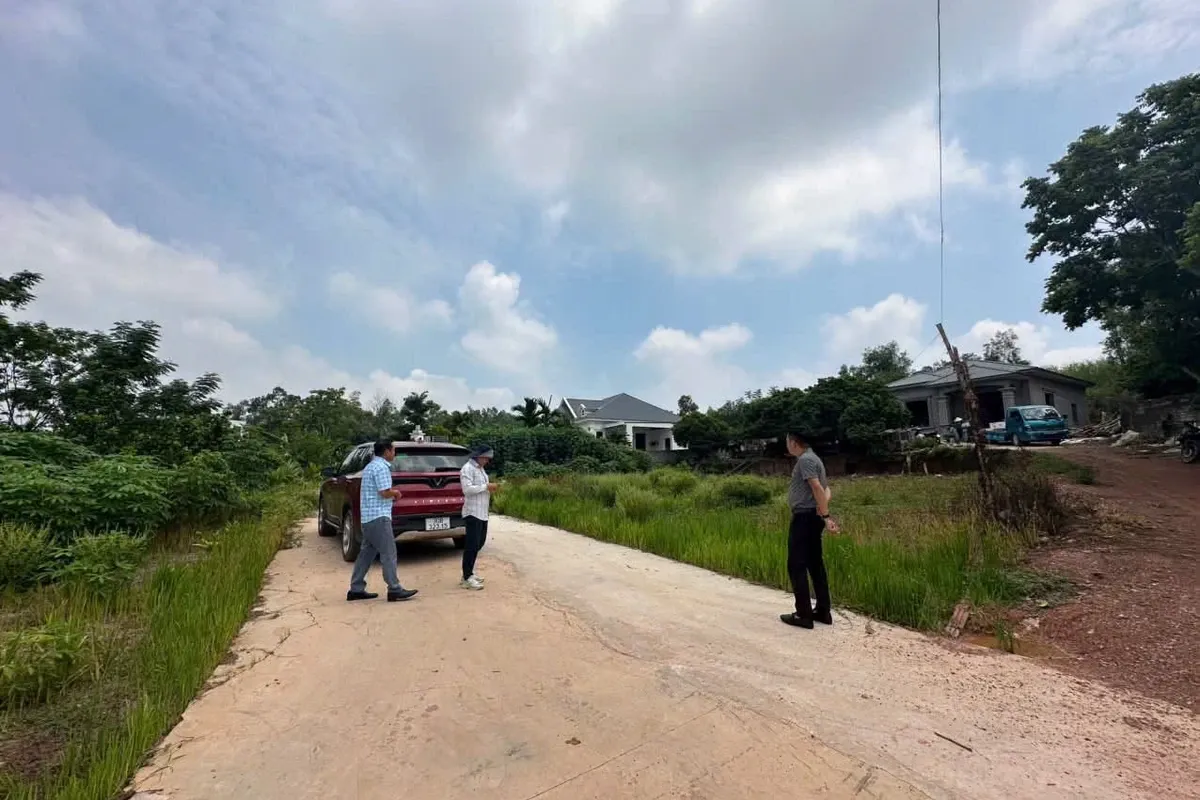 Kỹ sư khảo sát công trình xây nhà tại Hà Nam