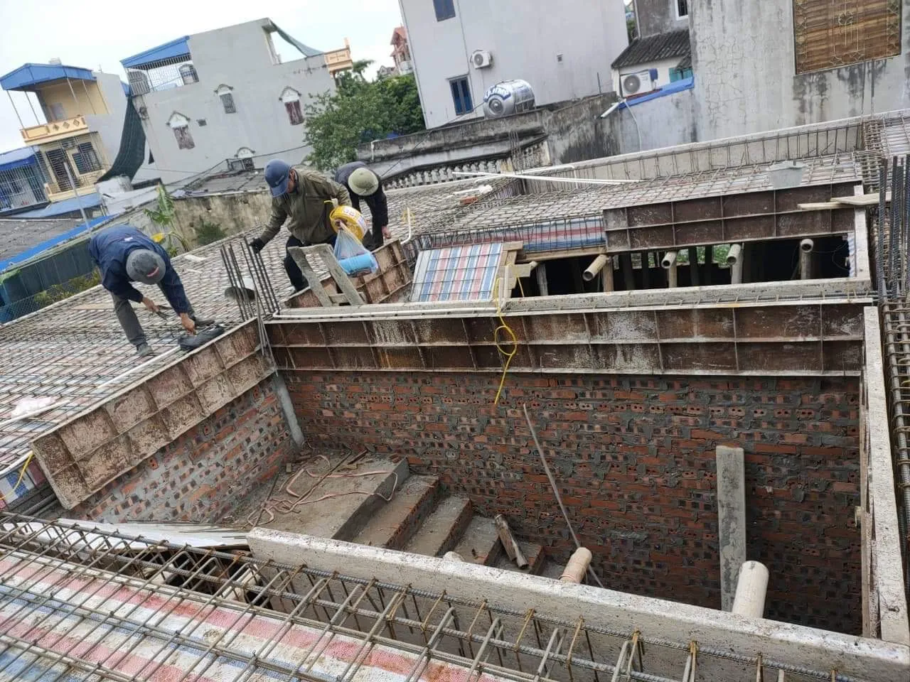 Kỹ sư nghiệm thu hạng mục kỹ thuật trước khi chuyển bước thi công.