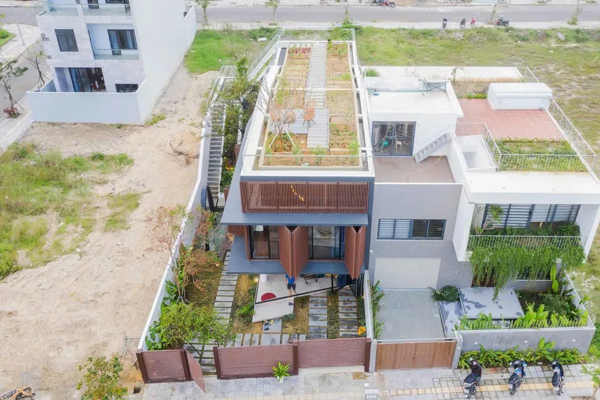 Nhà 3 tầng tiền chế hiện đại nhìn từ trên cao với sân vườn trên mái tại Phú Xuyên