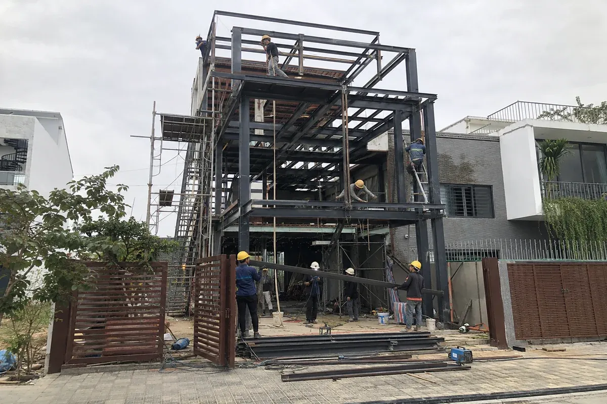 Hà Thành Home thi công lắp dựng khung thép tiền chế nhà 3 tầng tại Phú Xuyên