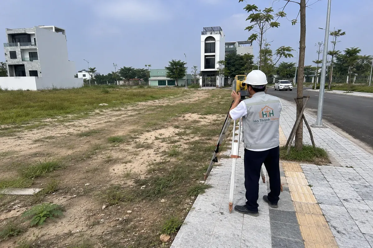 Kỹ sư Hà Thành Home khảo sát hiện trạng khu đất trước khi tư vấn thiết kế